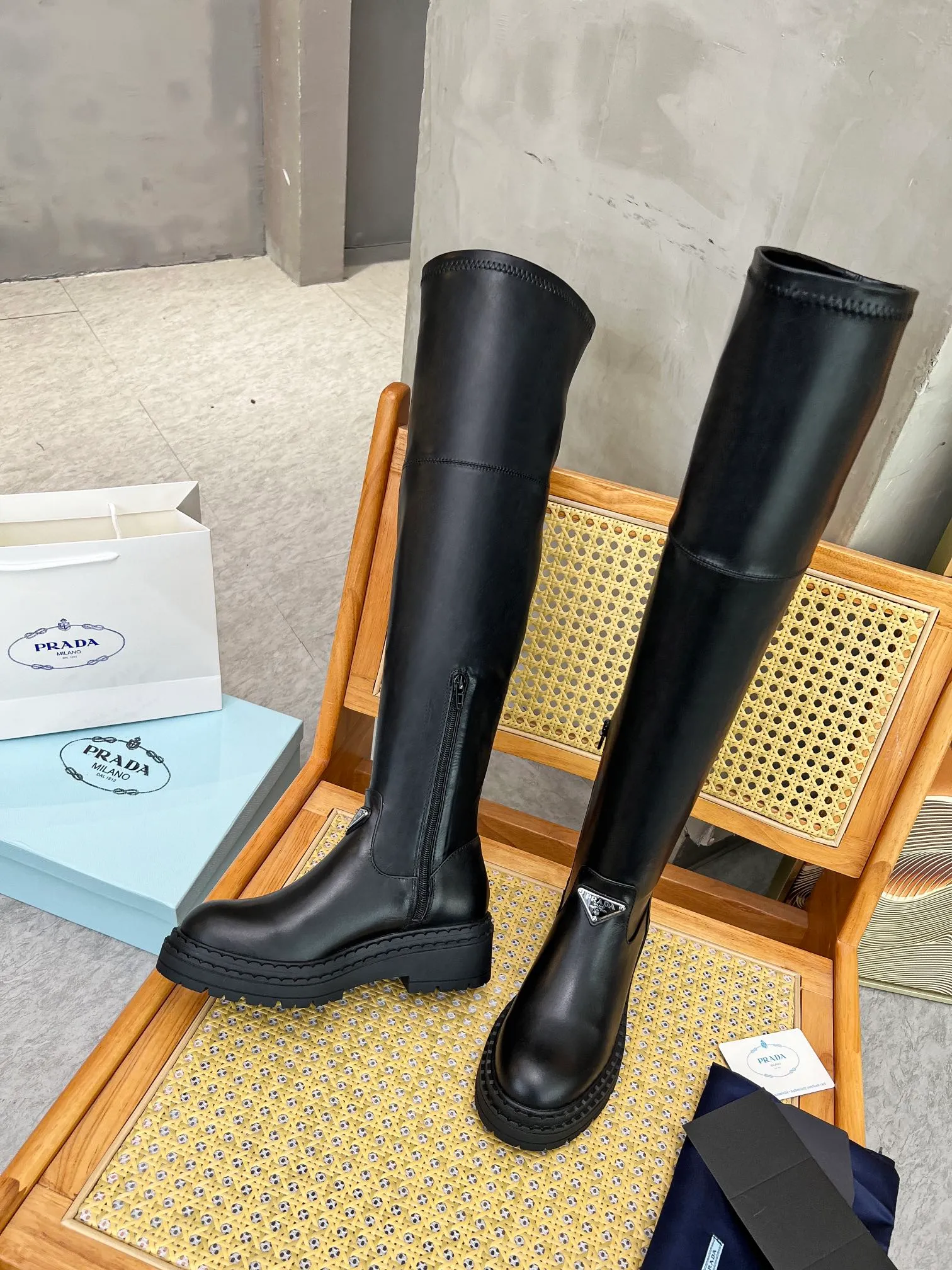 👟👟Ex-factory price 640👟👟 PRADA's top version of platform platform thick-soled pocket triangle logo. The original version is 1:1 customized and has been used by many Internet celebrities. This shoe has injection molded triangular letter luogo technology, which is very popular this year. Stretch boots can be worn for both leisure and sports... ❶Material: Customized cowhide ➕Boot elastic Pu. Injection-molded triangle logo ❷Inner lining: customized sheepskin ❹Outsole: original molded rubber outsole ❺Sole thickness: 4.5cm ❻Size: Women's 35-41.